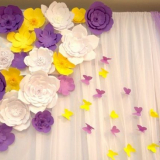 Velké papírové květiny na ozdobu sálu